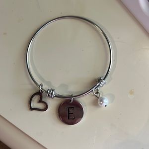 E-Charm bracelet with a heart and a pearl
